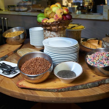 Hotel 100 Luxury Suites By Preferred Bogotá Exteriér fotografie A breakfast buffet at a hotel