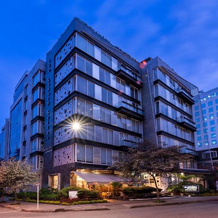 Hotel 100 Luxury Suites By Preferred Bogotá Exteriér fotografie The hotel at night