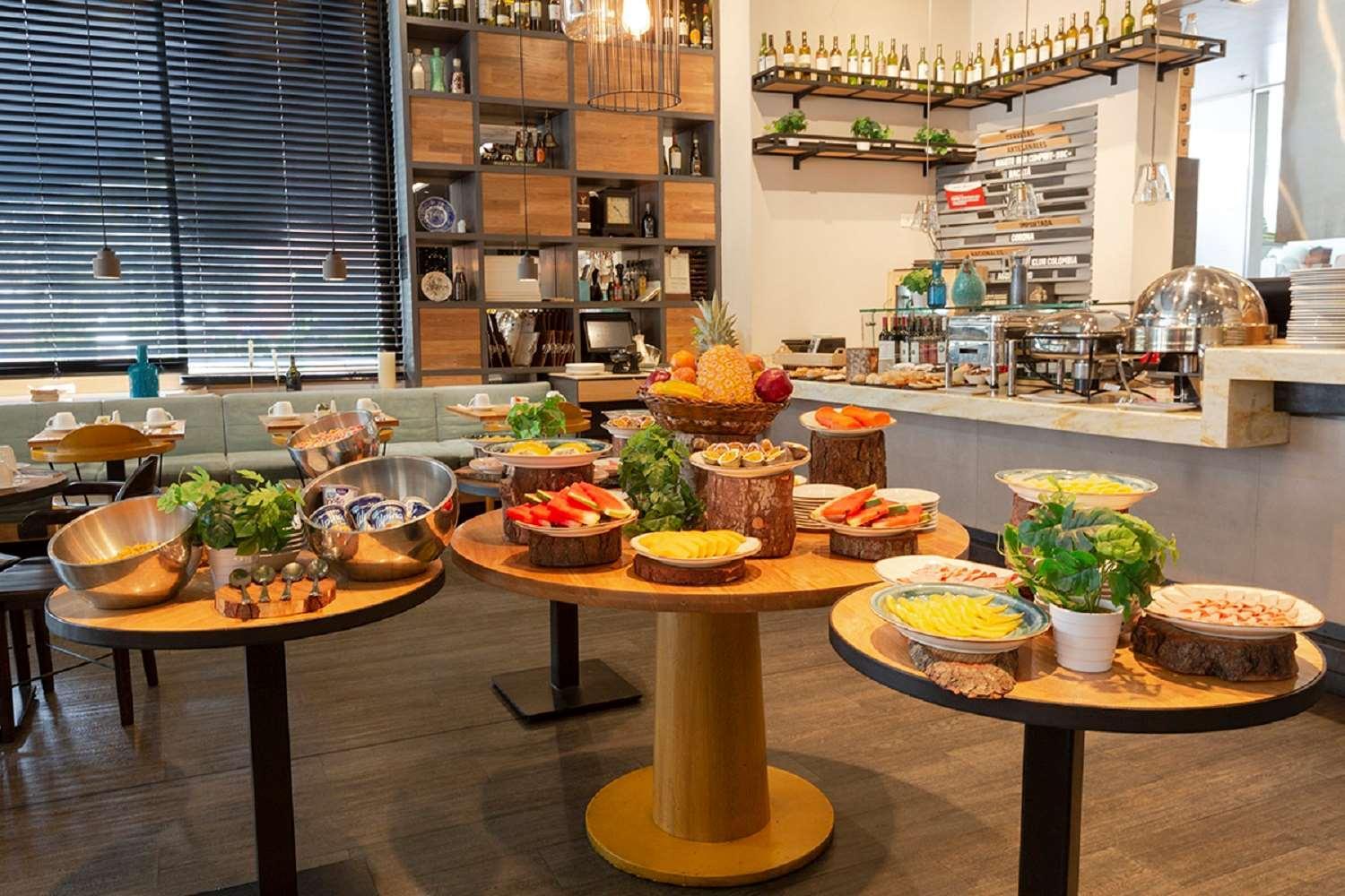 Hotel 100 Luxury Suites By Preferred Bogotá Exteriér fotografie A buffet at a restaurant