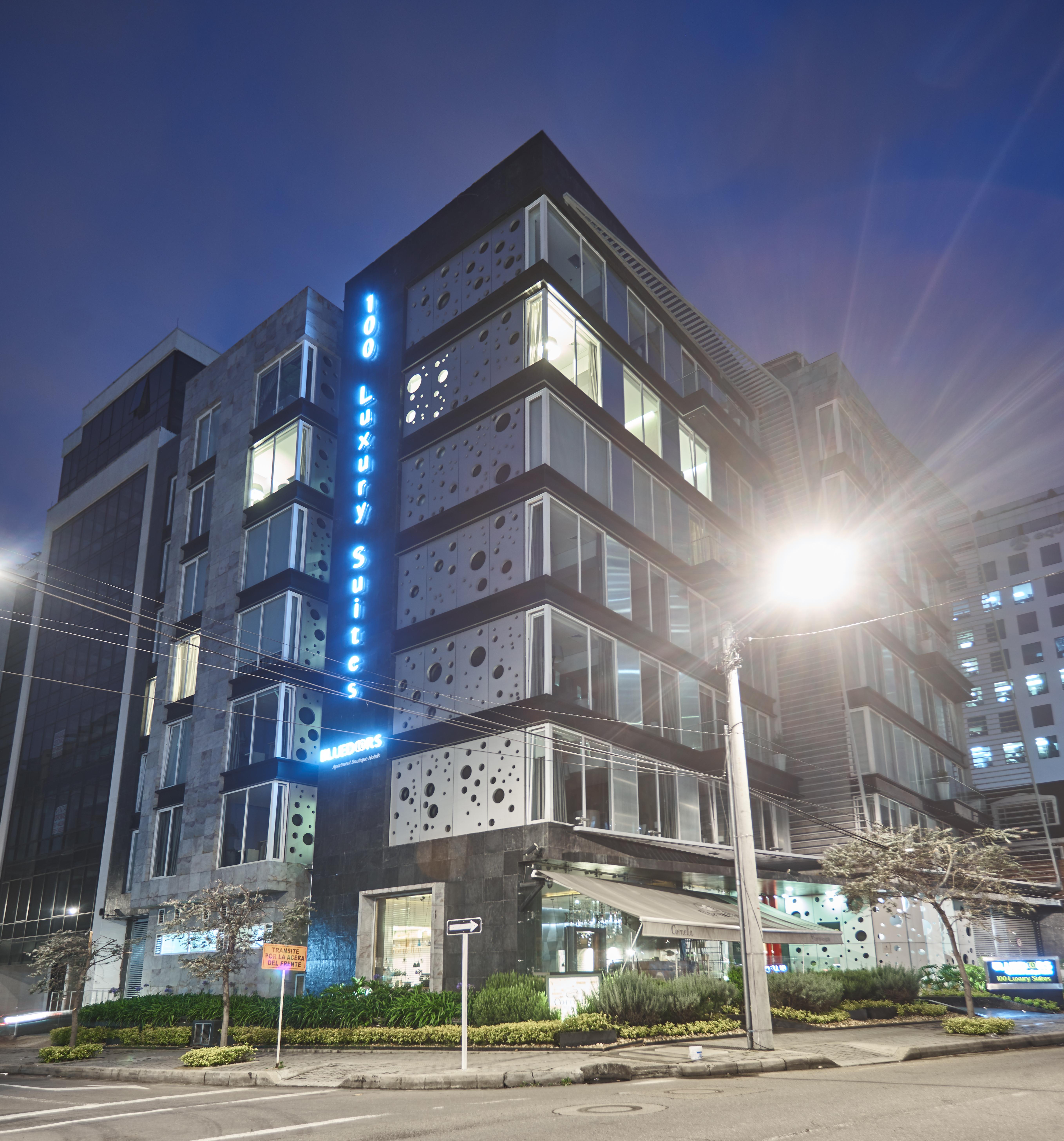 Hotel 100 Luxury Suites By Preferred Bogotá Exteriér fotografie The hotel at night