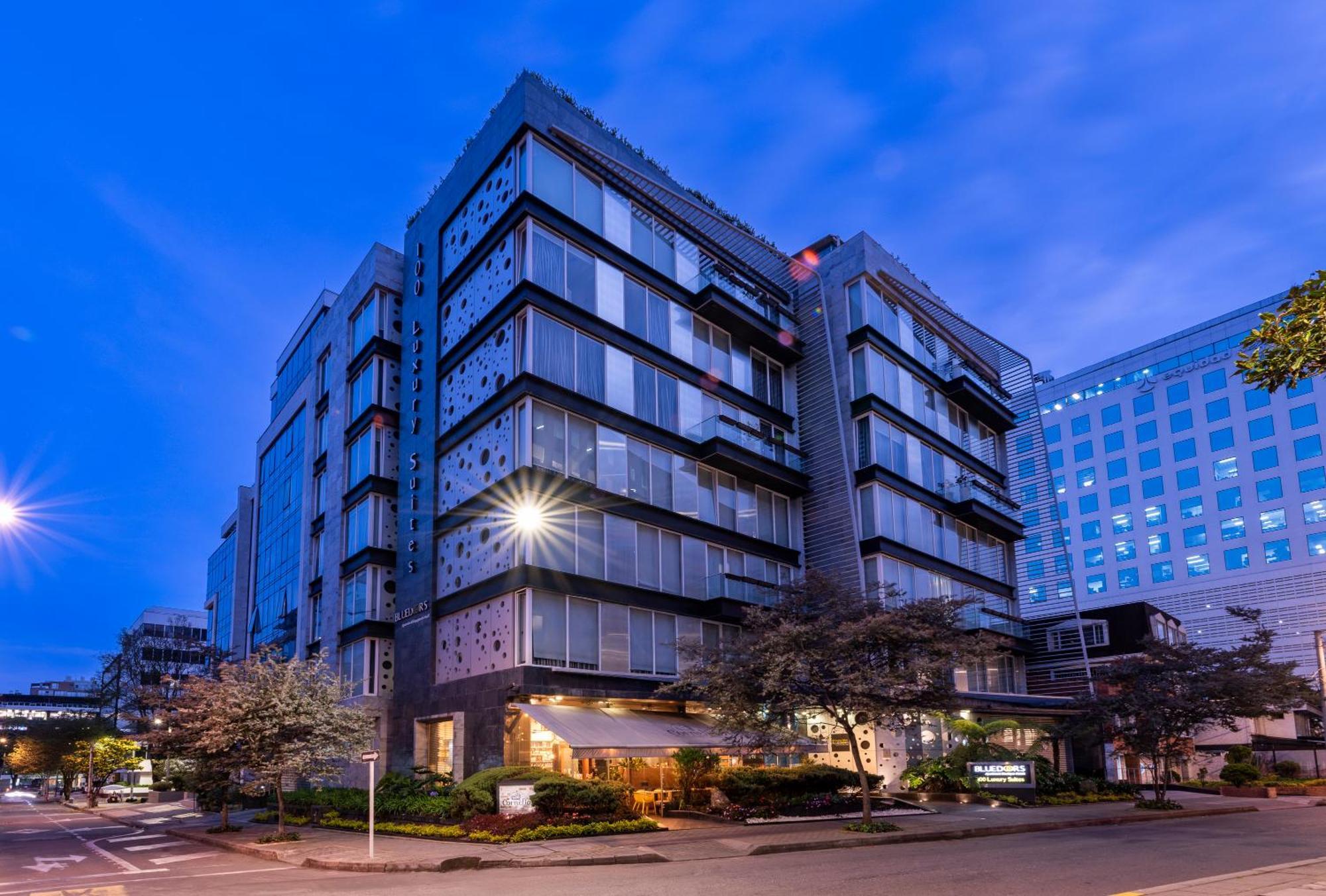 Hotel 100 Luxury Suites By Preferred Bogotá Exteriér fotografie The hotel at night