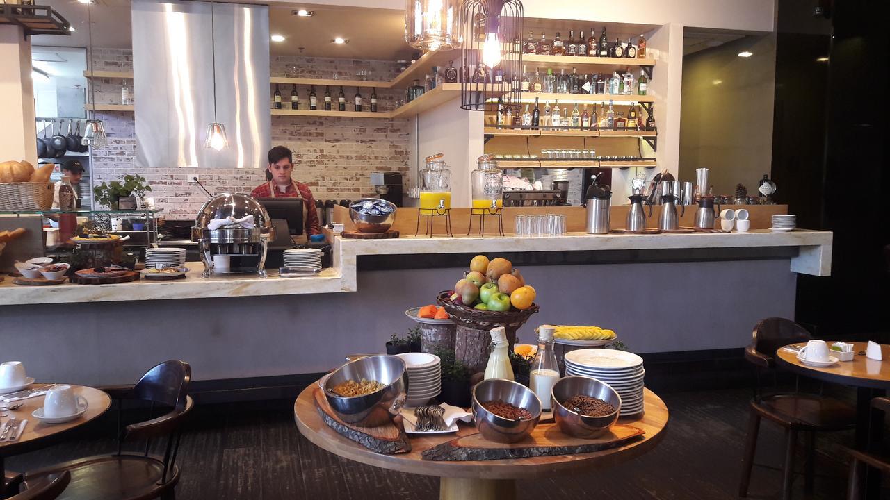 Hotel 100 Luxury Suites By Preferred Bogotá Exteriér fotografie The bar at the restaurant