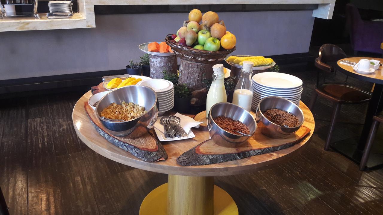 Hotel 100 Luxury Suites By Preferred Bogotá Exteriér fotografie A selection of breakfast cereals